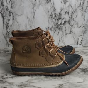 Sorel Out N About Leather Duck Boots, slightly worn, but in great condition.